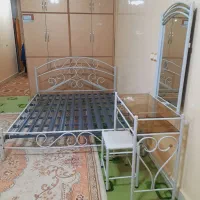 تخت چکشی فر فوژه دو نفره همراه تشک ومیز آرایش|تخت و سرویس خواب|خمینی‌شهر, |دیوار