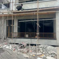 کارگر نقاش ساختمان رنگاری با قلتک