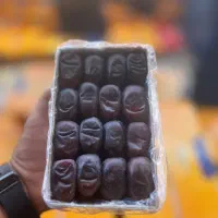نیرو خانم در بسته بندی خرما