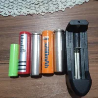 چند عدد باتری و یک شارژر