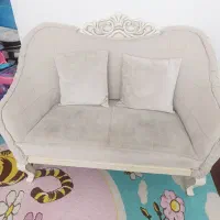 مبل چهارنفره سالم و مرتب و جنس بدنه محکم