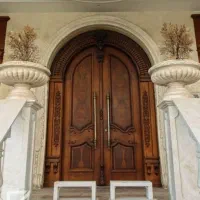 نقاشی و رنگ کاری در های چوبی ساختمانی