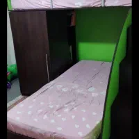 تخت دو طبقه خیلی خیلی تمیز با میز کامپیوتر