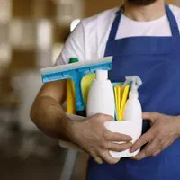 نیروی خدمات نضافتی یزدان همراه با نظافتچی مرد وزن