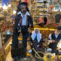 مجسمه های سنتی مومی شارژ شد