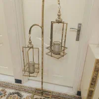 شمعدانی کنار سالنی طلایی