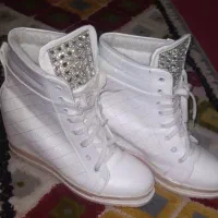یک جفت کفش نیم بوت سفید فانتزی|کیف، کفش، کمربند|کنگاور, |دیوار