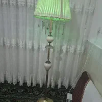 آباژور ایستاده