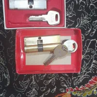 قفل وکلید درب ورودی