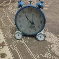 تعدادی وسایل شخصی ساعت رومیزی دست ساز