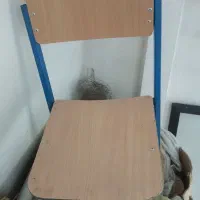 یک عدد صندلی ام دی اف با پایه اهنی ثابت محکم