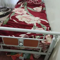 تخت یک نفره سالم سالم خیلی خیلی تمیز جا ندارم