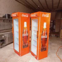 فروشنده و خریدار یخچال نوشابه ایستاده رستوران
