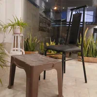 صندلی و جلو صندلی