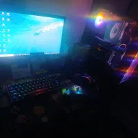 کیس گیمینگ با مانیتور و لوازمش