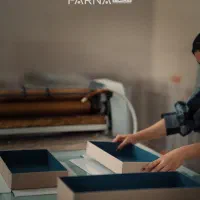 چند همکار خانم + یک اقا در کارگاه جعبه سازی