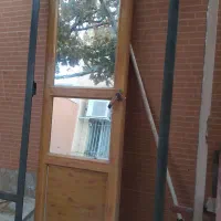 دو عدد در چوبی یک عدد در حمام ویک پنجره فروشی