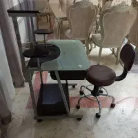 میز کامپیوتر و یک صندلی گردون