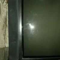 یک تلویزیون بزرگ رنگی