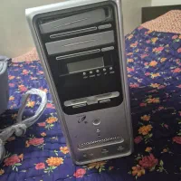 یک عدد کیس و یک کامپیوتر