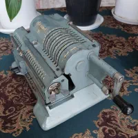 ماشین حساب مکانیکی (هندلی) کلکسیونی ۱۰۰ ساله|کلکسیون اشیاء عتیقه|تهران, بوستان چیتگر|دیوار