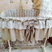 گهواره وتخت کنار مادر