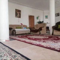 یک دست مبل 7نفره با یک میز بزرگ