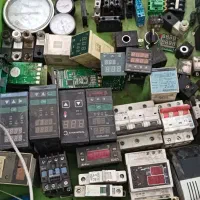 یک جعبه قطعات الکتریکی