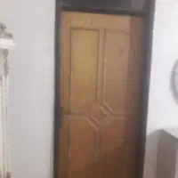 در اتاق خواب.پنجره.در آهنی.