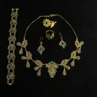 سرویس کامل ملیله با گل سینه روی تابلو