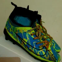 یک جفت کفش ورزشی چمنی