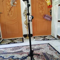 سه پایه دوربین فیلمبرداری یا عکاسی..‌