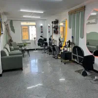 استخدام آرایشگر حرفه‌ای و اجاره صندلی
