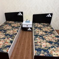 دو عدد تخت تک نفره با تشک و پاتختی با کفی تخت ها