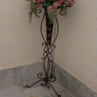 گلدان فرفورژه با گل