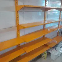 تعدادی قفسه و پایه و لچکی