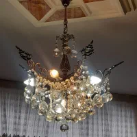 یک عدد لوستر سقفی کریستالی با دو عدد لوستر سقفی