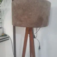 آباژور ایستاده