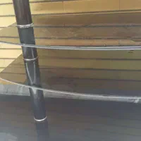 میز تلوزیون شیشه ای سیاه.
