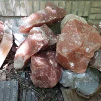 تعدادی سنگ نمک صورتی اصل هیمالیا انرژی بخش