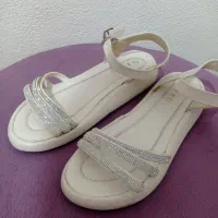 صندل نو یکبار استفاده شده برای یک ساعت