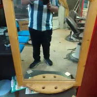 ایینه با قاب چوبی