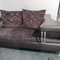 مبل ۷نفره قهوای همراه با میز وسط با ۴تا عسلی