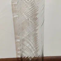 گلدان بلند و طرح دار شیشه‌ای