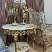 میز برنز با یک جفت شمعدان برنز.