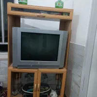 میز تلویزیون و خود تلویزیون