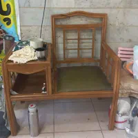 صندلی چوبی یا میز تلفن قدیمی
