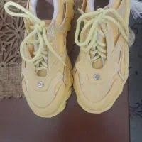 یک جفت کتانی برند