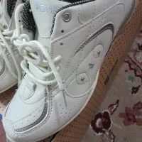 کفش کتونی فروشی