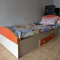 تخت خواب نوجوان زیبا